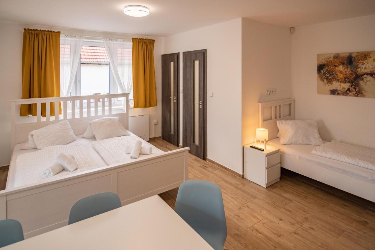 Mikulov - Inn - Hotel S Vinnym Sklepem Venuse Екстер'єр фото